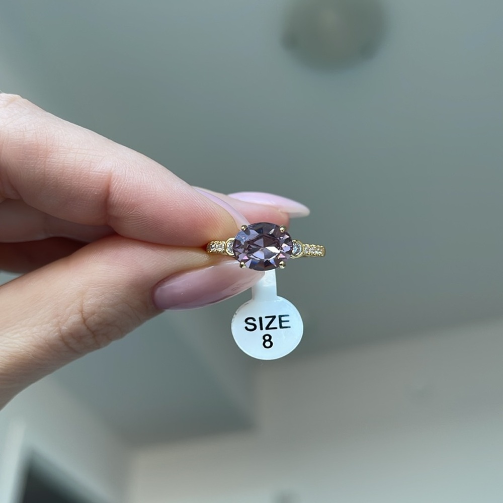 Elegant Gold and Lilac Gemstone Ring